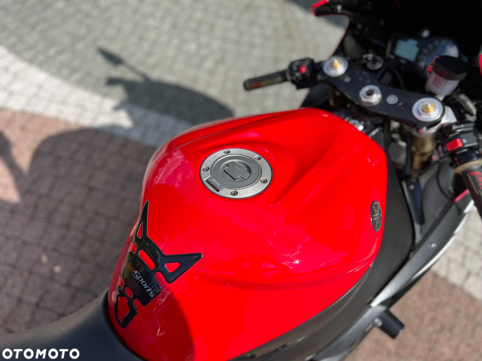 Yamaha R1 - 16