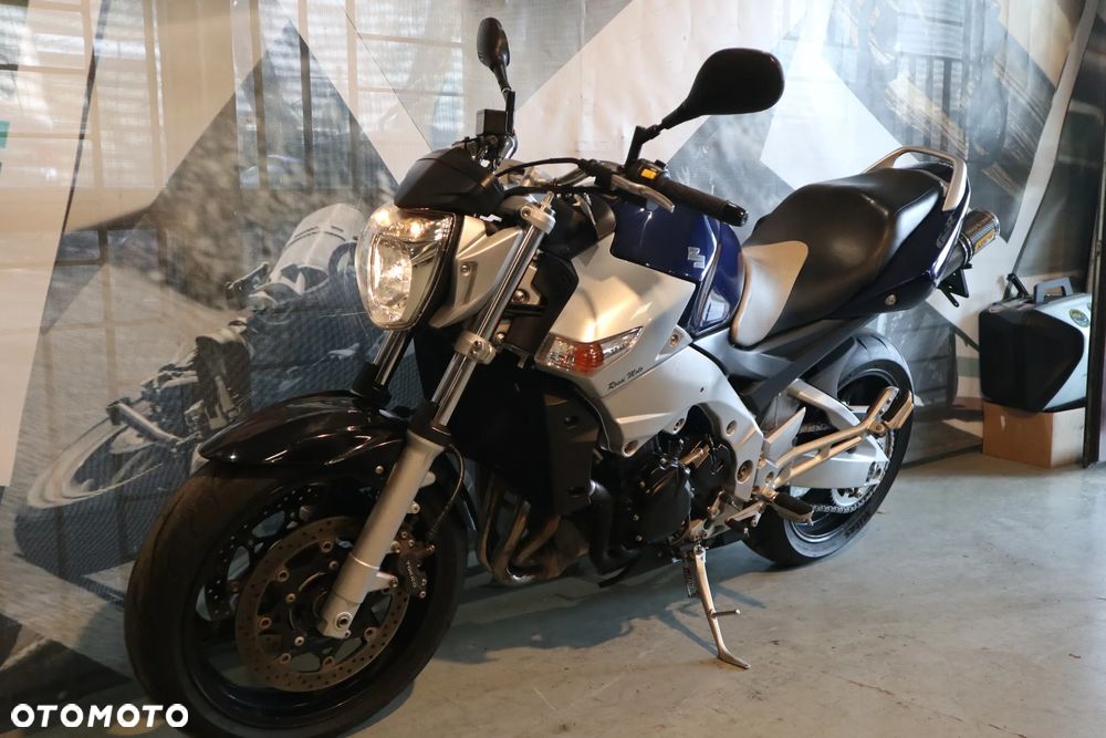 Suzuki GSR - 23