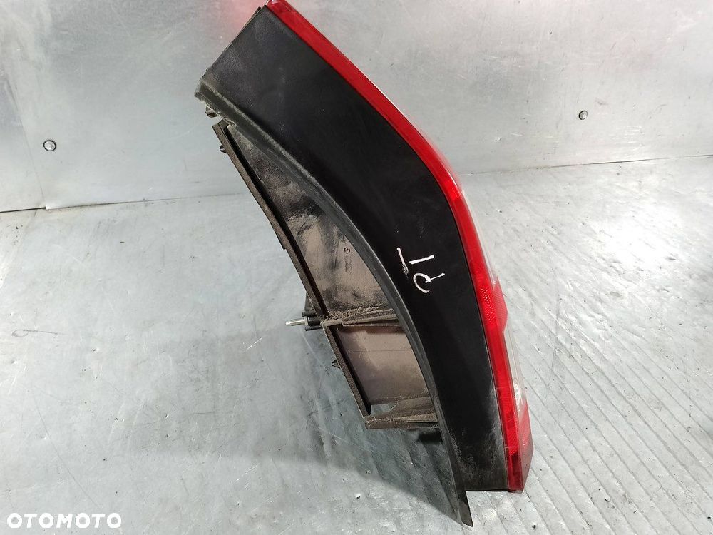 LAMPA TYLNA PRAWA DACIA SANDERO I 8200734824  62421002 HATCHBACK - 2