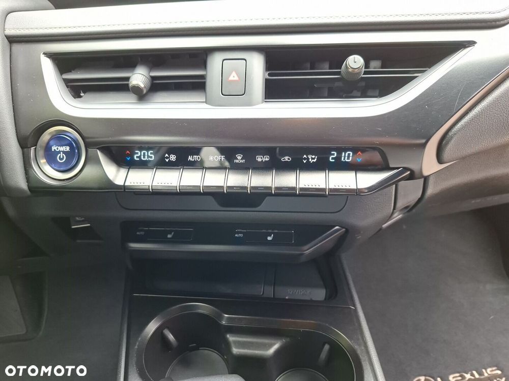 Lexus UX - 30