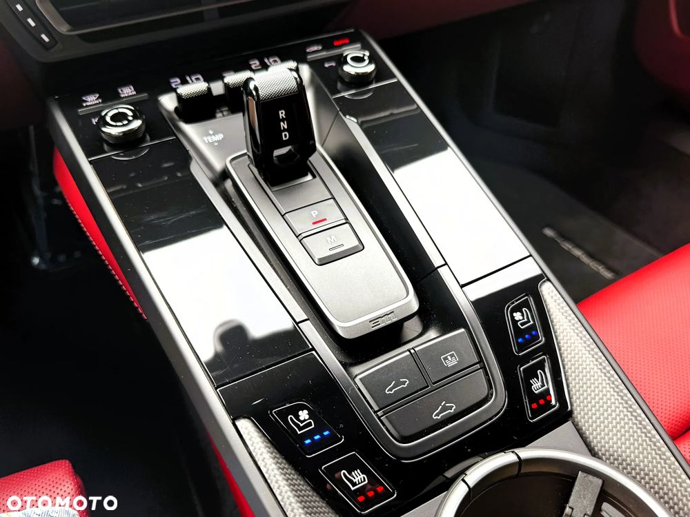 Porsche 911 Carrera 4 GTS - 12