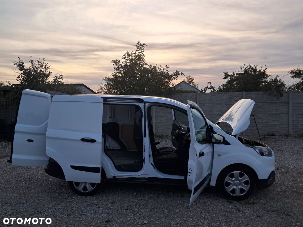 Ford Transit Courier - 23