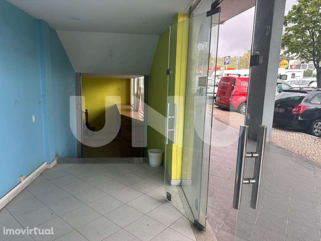 Loja para Arrendamento na Rua Marcelino Mesquita, em Linda-a-Velha - Grande imagem: 4/13