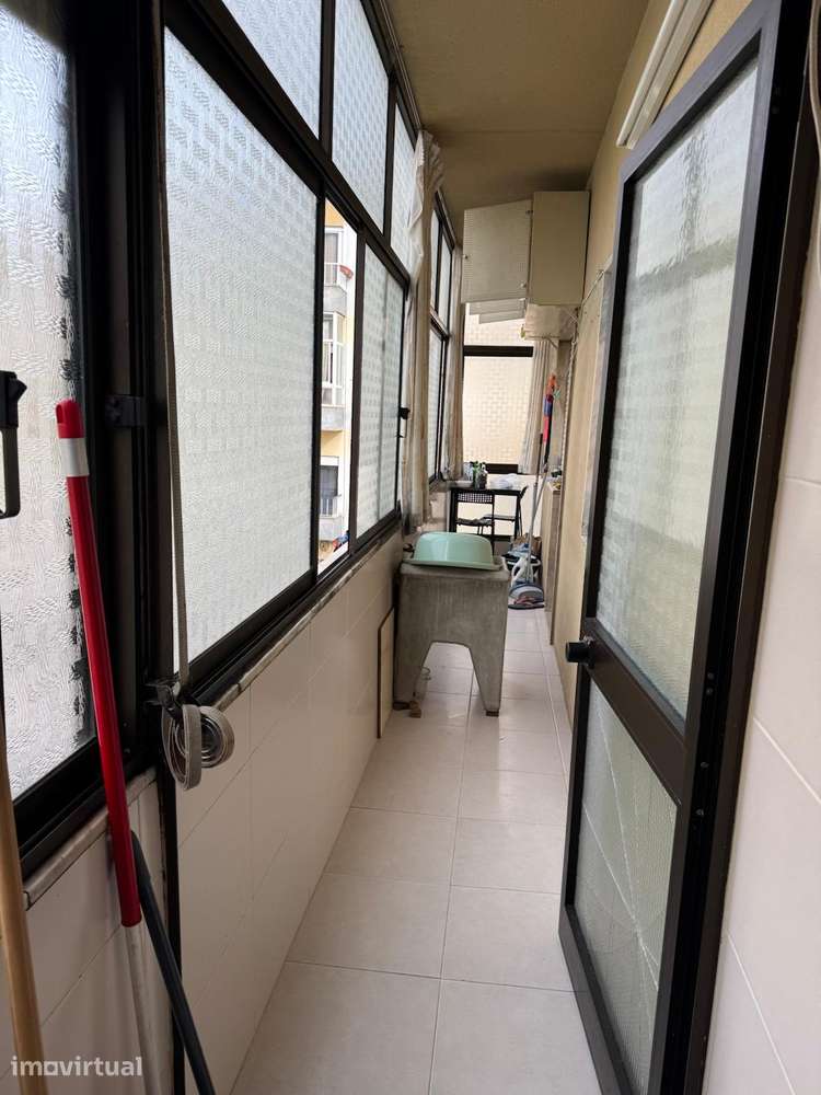 T3 com varanda, cozinha separada e boas áreas - Grande imagem: 5/13