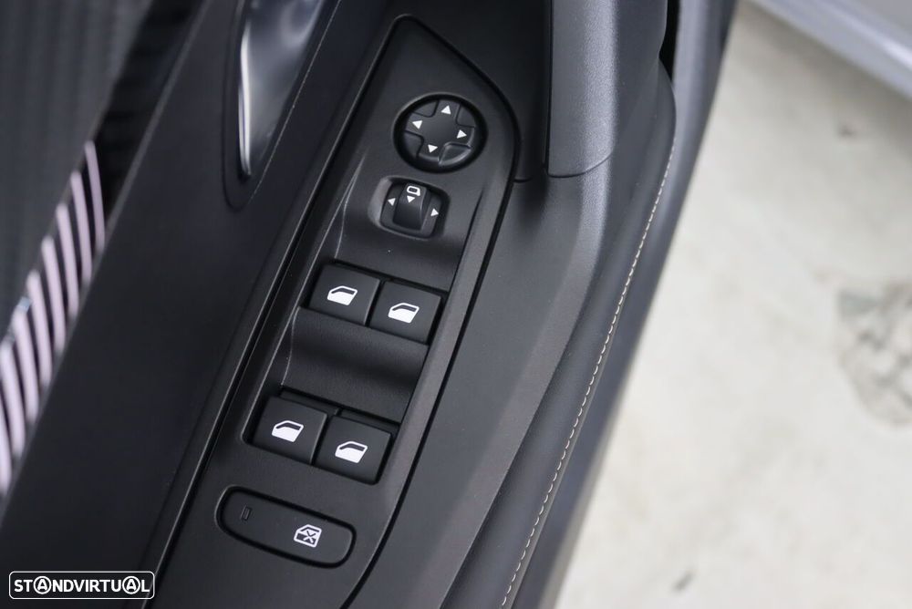 Peugeot e-2008 54 kWh Allure - 17