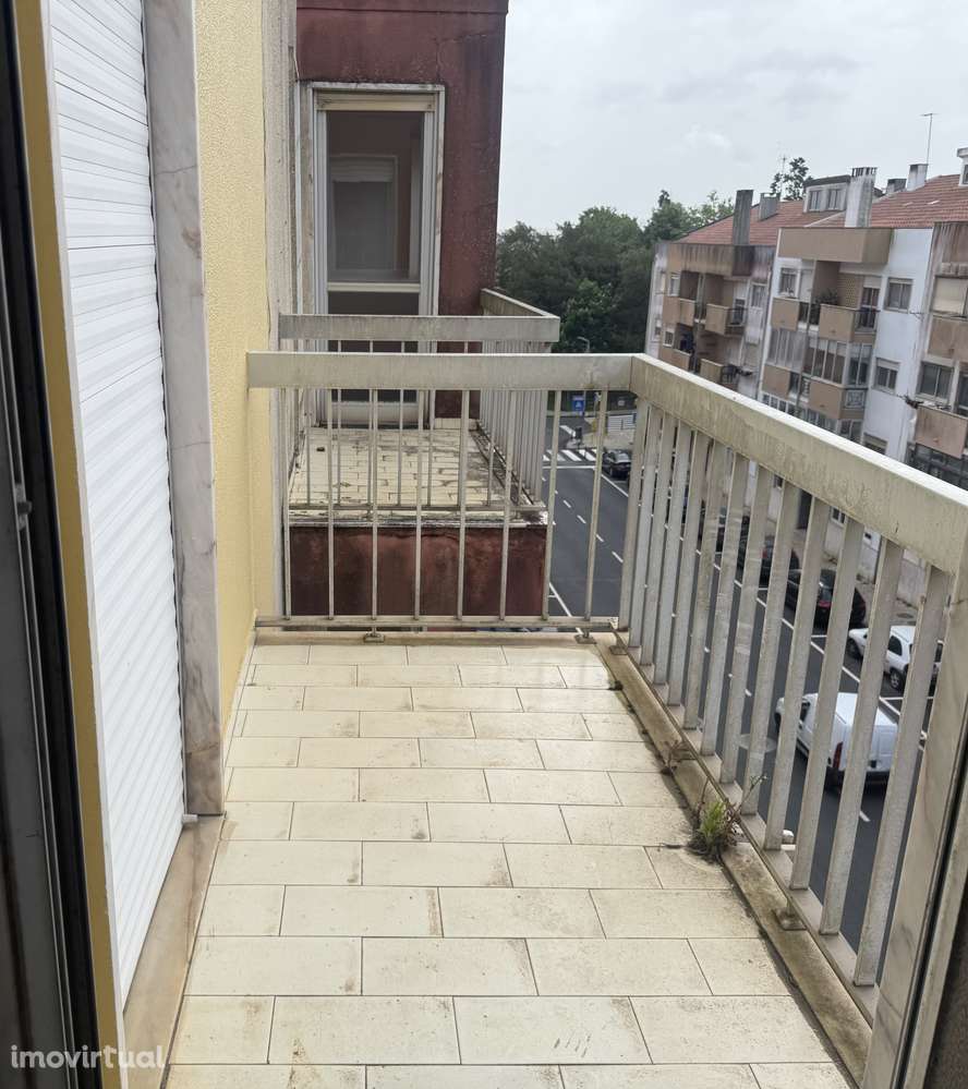 Transforme o Seu Sonho em Realidade: Apartamento T2 para Renovar com V - Grande imagem: 5/15