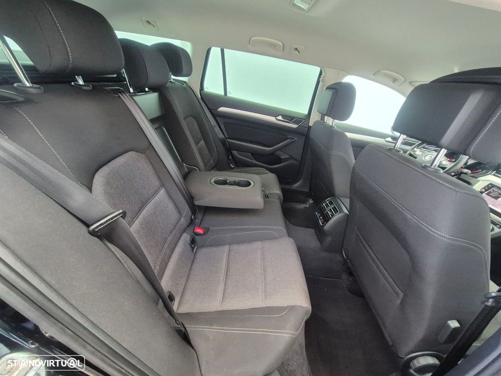 VW Passat Variant 2.0 TDI Confortline DSG - 24