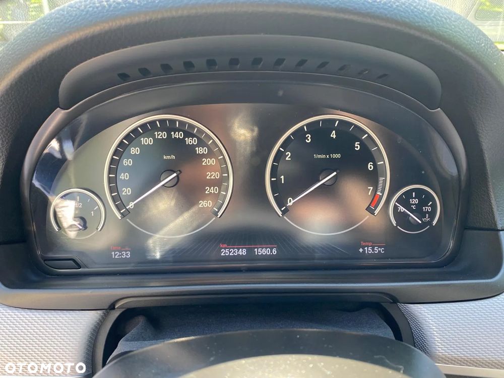 BMW Seria 5 528i xDrive - 14