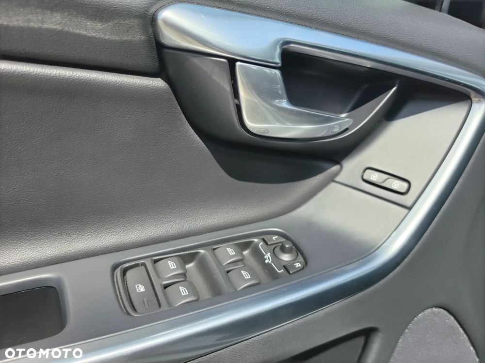 Volvo XC 60 D4 Geartronic Momentum - 27