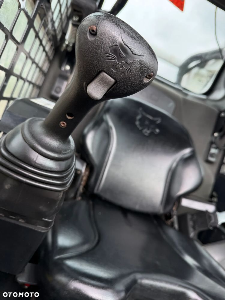 Bobcat S530. Ładowarka 4x4 wózek terenowy. Łyżka. Pełne sterowanie z dżojstika jazda i praca. Aktualne serwisy DEKRA 2026r. Silnik Kubota 4cyl 55km. Maszyna Jak Nowa z Salonu! Pochodzi z Norweskiego Gospodarstwa! 2020 rok 1724 mtg! Zero luzów i wycieków. Bardzo mocna i wydajna maszyna o małych gabarytach! Idealna do stajni oraz Budownictwa. OKAZJA TANIO 3 wyjścia Hydrauliczne pod urządzenia!! Wszystkie opony jak nowe .Kabina ogrzewana pełne szkło + drzwi. Po serwisach. Potężna moc. OKAZJA - 31
