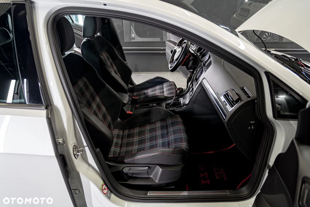 Volkswagen Golf GTI (BlueMotion Technology) DSG Performance - 31