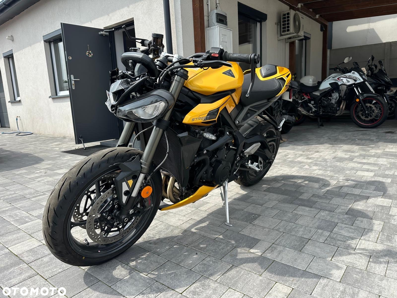 Triumph Street Triple - 11