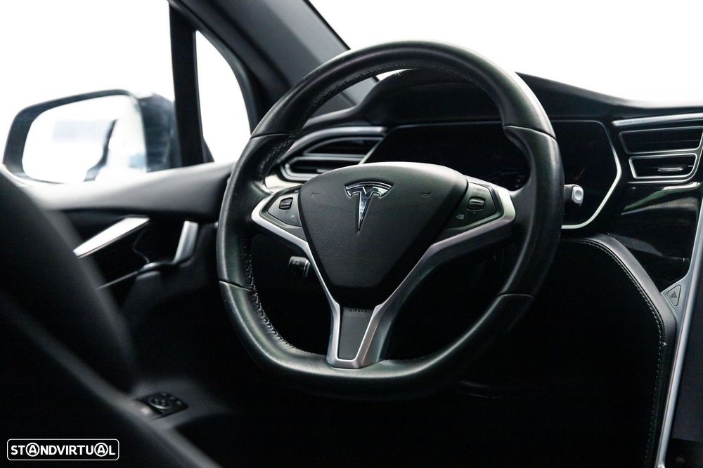 Tesla Model X - 27