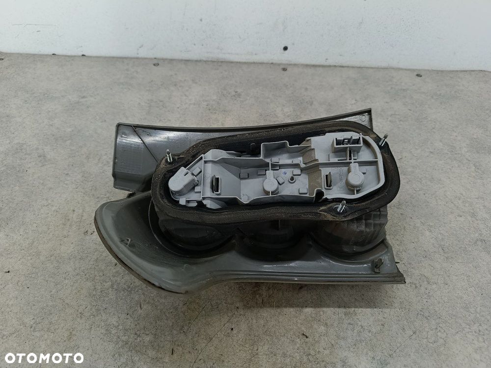 LAMPA TYLNA PRAWA TOYOTA COROLLA VERSO II FARBA - 8