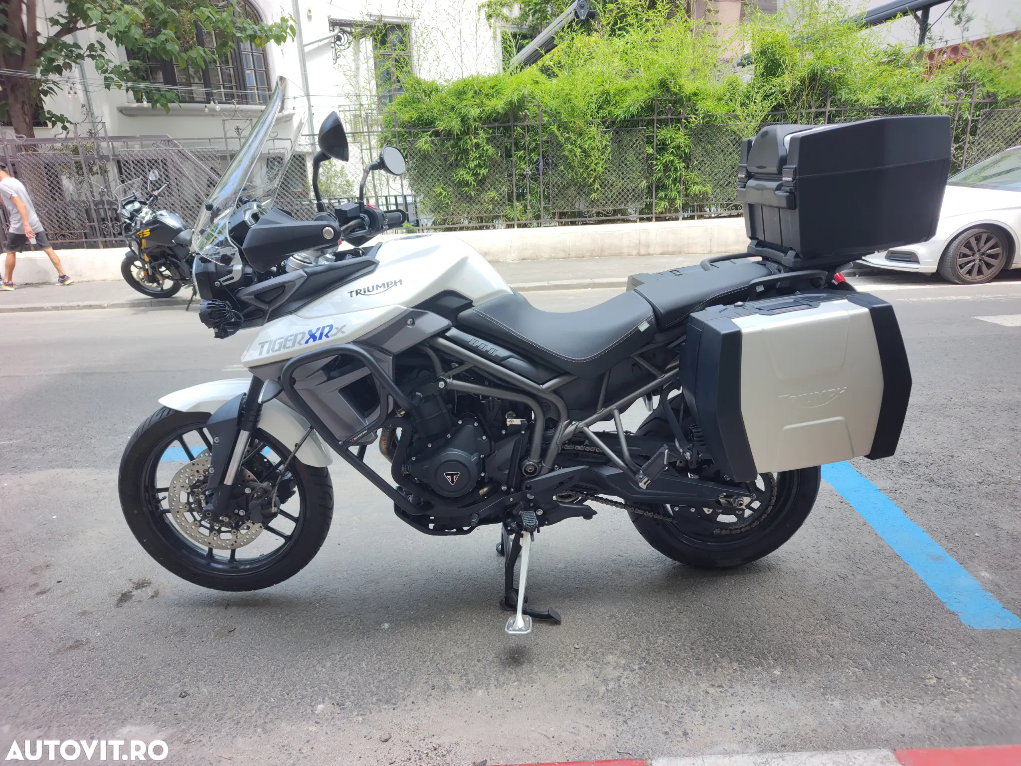 Triumph Tiger 800 XRx - 9