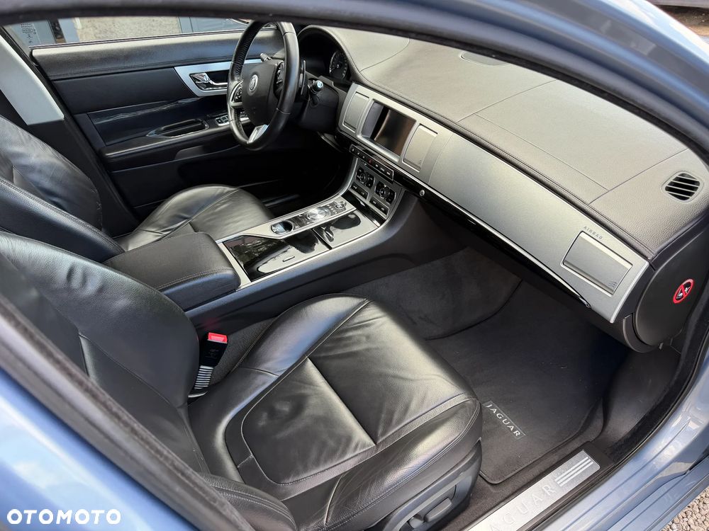 Jaguar XF 2.2 - 9