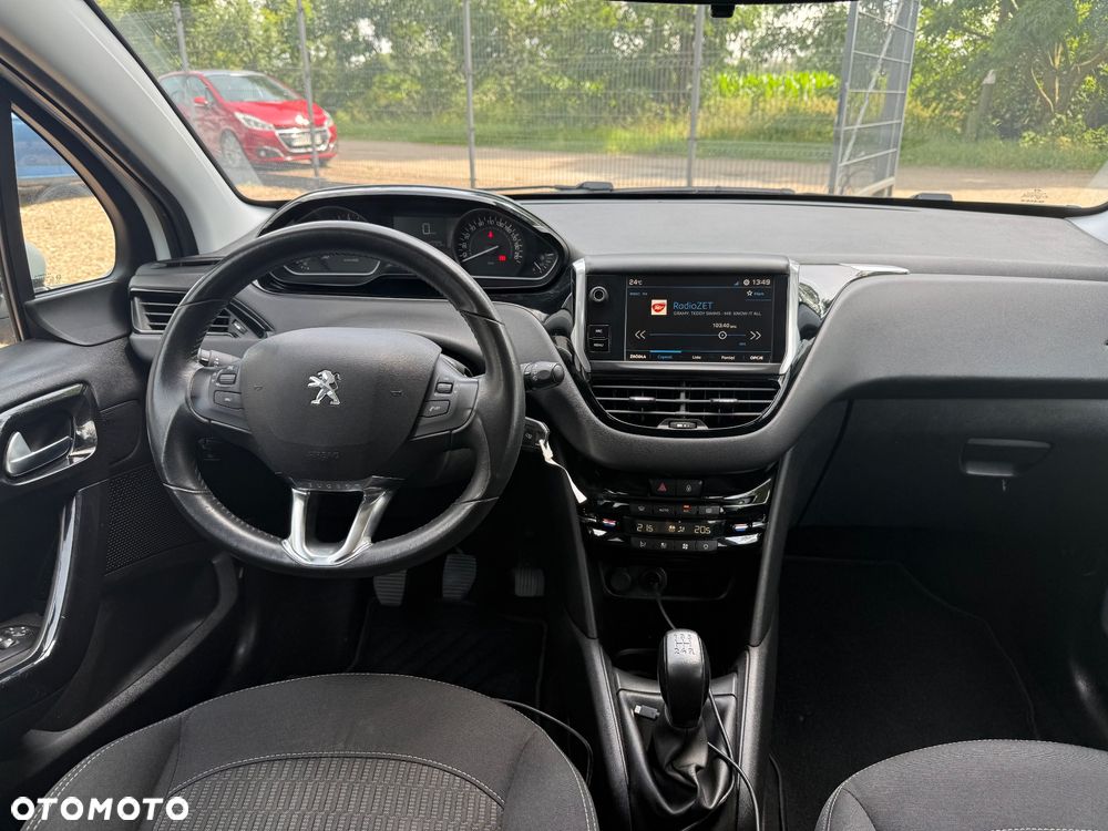 Peugeot 208 - 8