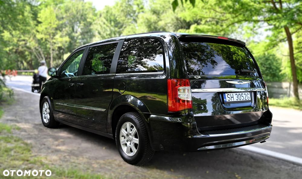 Chrysler Town & Country - 7