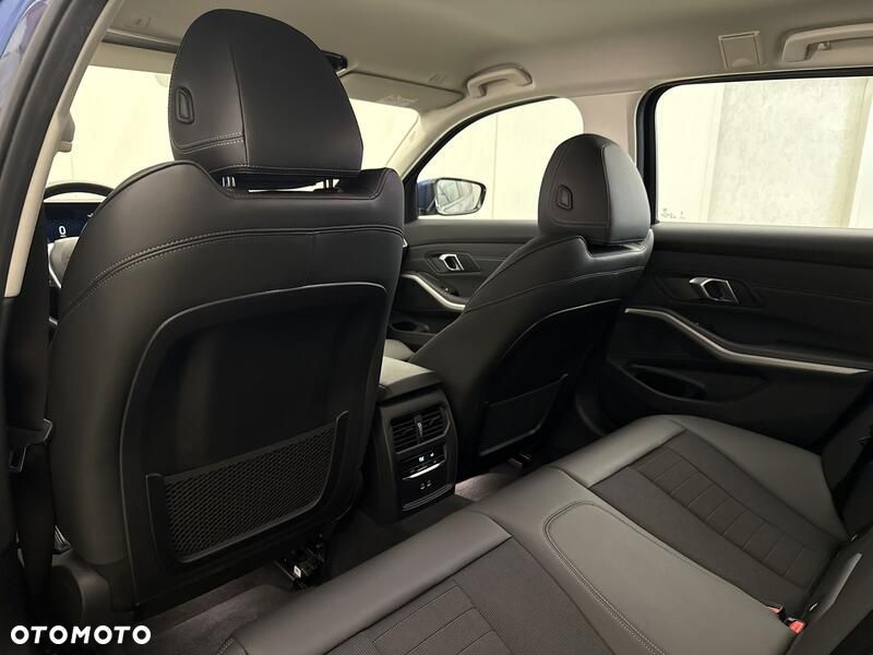 BMW Seria 3 320i sport - 18