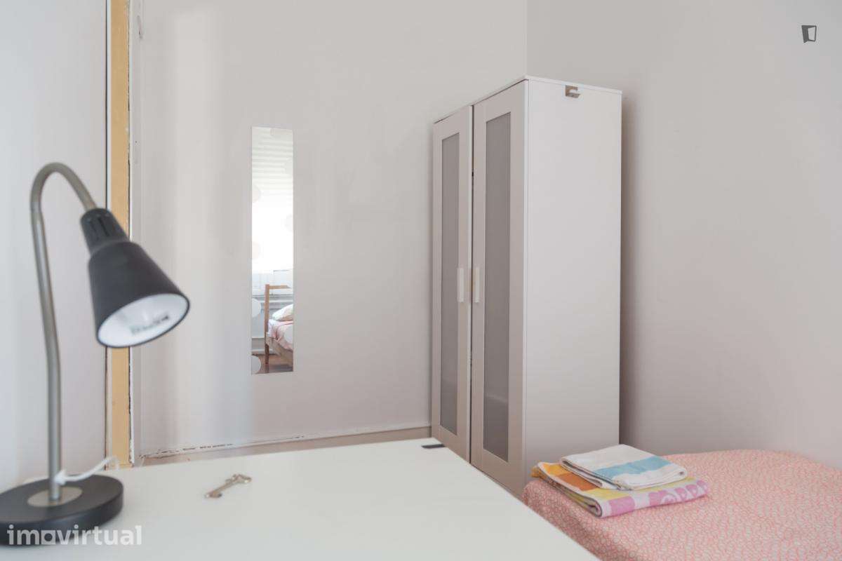 Quarto - localizado em Alameda Lisbon - Grande imagem: 2/14