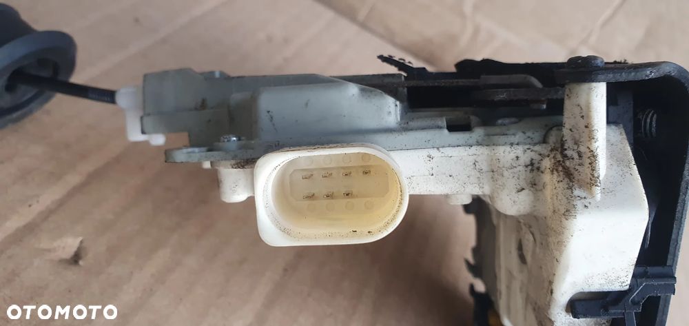 Zamek prawy tył tylny prawy Audi A8 D3 4E0839016H - 4