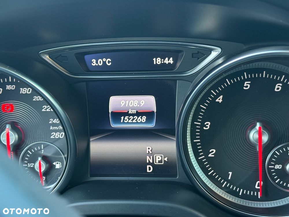 Mercedes-Benz GLA 180 7G-DCT - 12