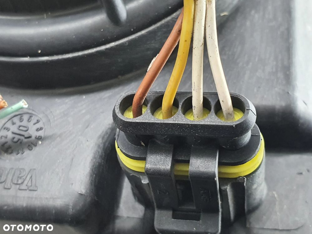 LAMPA PRAWA REFLEKTOR KIERUNKOWSKAZ  IVECO EUROCARGO - 8