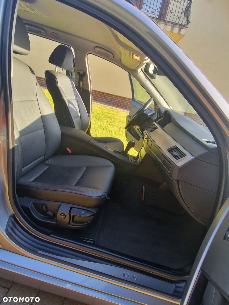 BMW Seria 5 525xi - 24