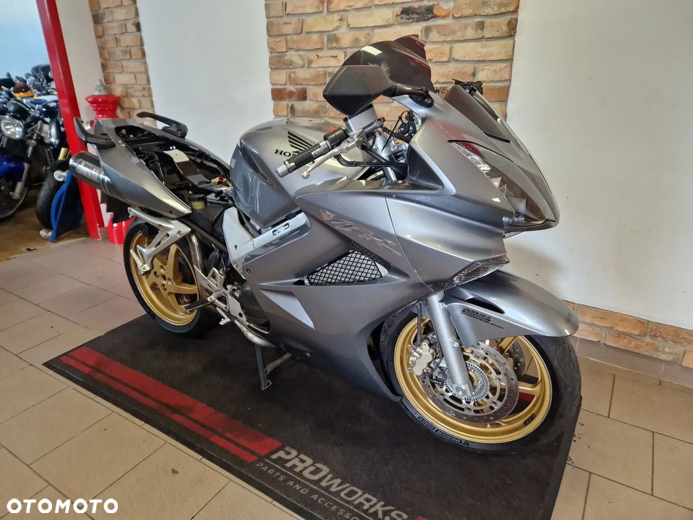 Honda VFR - 28
