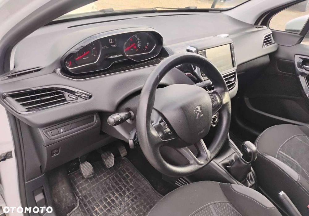 Peugeot 208 - 11