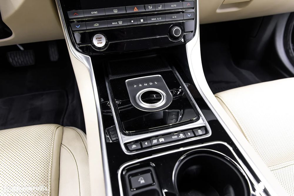 Jaguar XE 2.0 D Prestige Aut. - 35