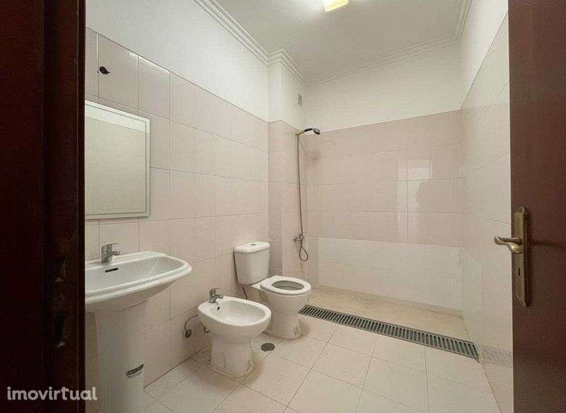 Vendo terreno de 9.000 m2 com casa T5 em Lisboa - Grande imagem: 3/11