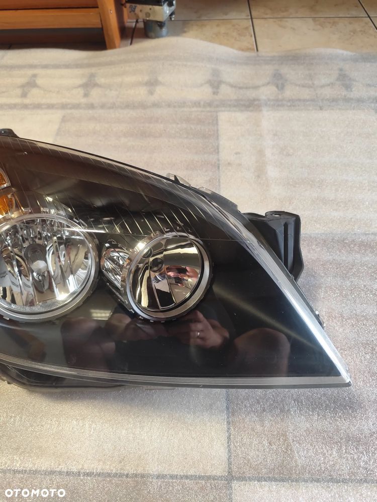 Reflektor Prawy Opel Astra H Ciemny - 3