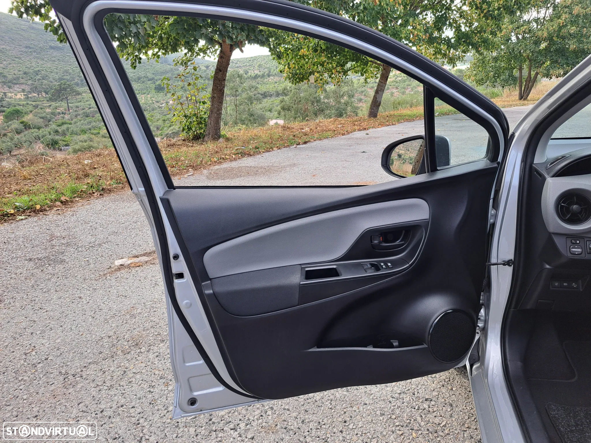 Toyota Yaris 1.5 HSD Comfort - 12