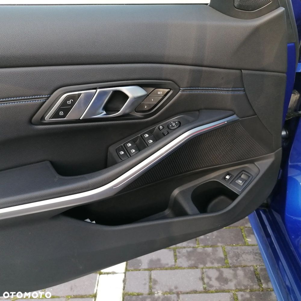 BMW Seria 3 330e M Sport - 12