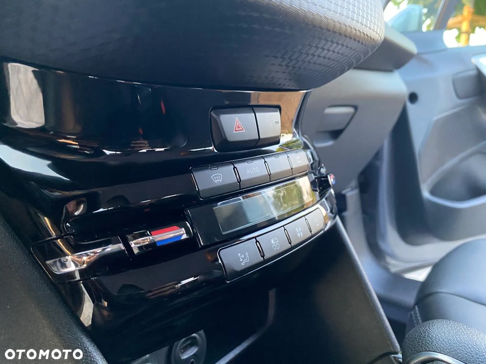 Peugeot 2008 1.2 Pure Tech Allure S&S EAT6 - 28