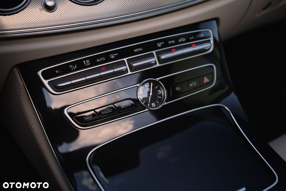 Mercedes-Benz Klasa E 220 d 4-Matic 9G-TRONIC - 26