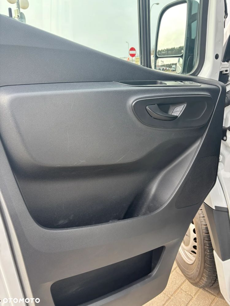 Mercedes-Benz SPRINTER - 30
