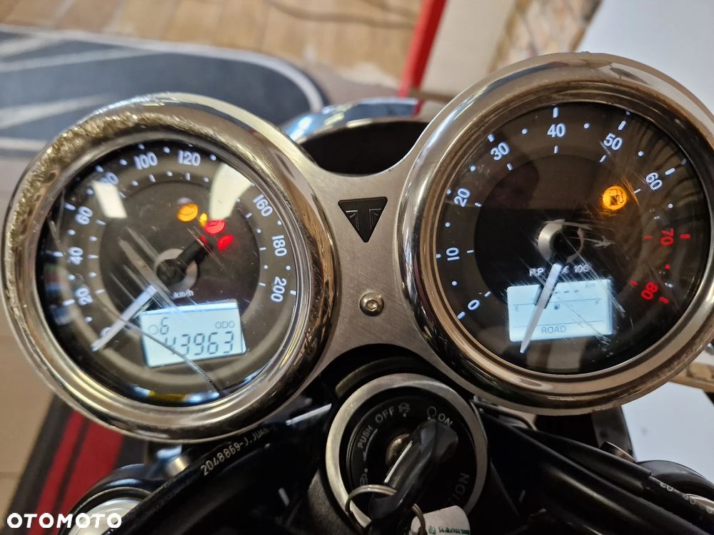 Triumph Bonneville - 8
