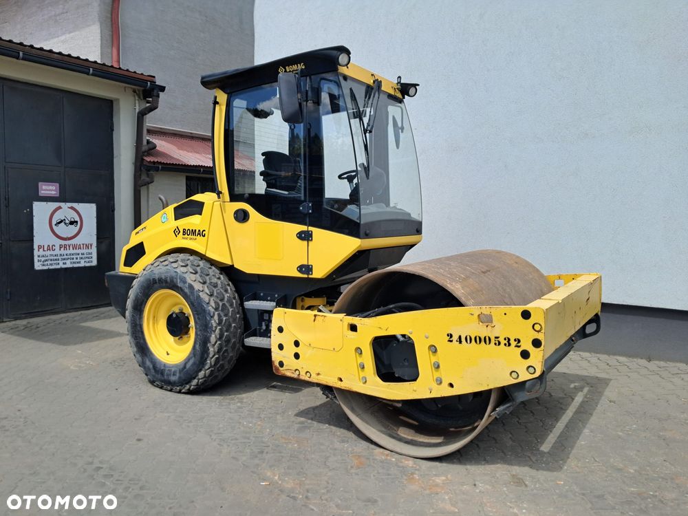 Bomag BW 177 D-5 walec drogowy 6 7 ton waga 2016r tylko 1240 mtg jednobębnowy kompaktowy Kubota 55.4KW Hamm 3307 H 7i Ammann ASC 70 / ARS 70 Caterpillar CS34 / CS44 Dynapac CA1300 / CA1400 JCB VM 75 D / CT160 zagęszczarka wibracyjny sprawny ładny budowa dróg - 22