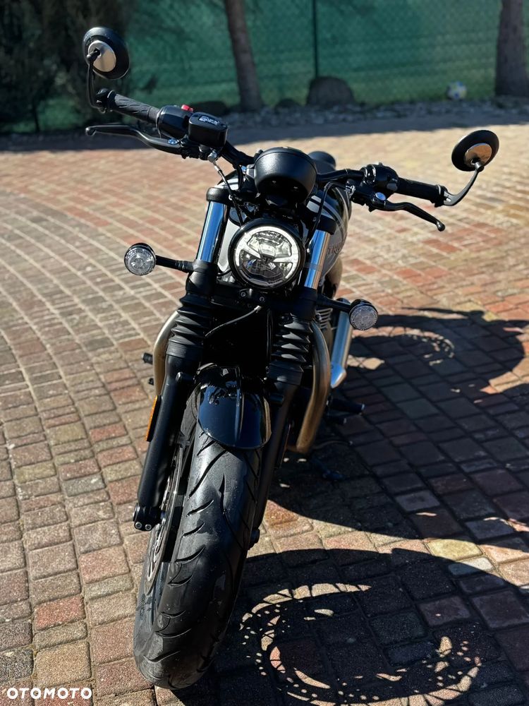 Triumph Bonneville Bobber - 10
