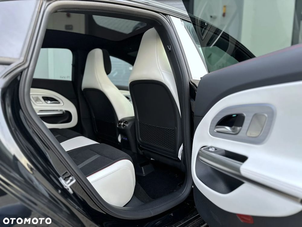 Mercedes-Benz CLA - 32