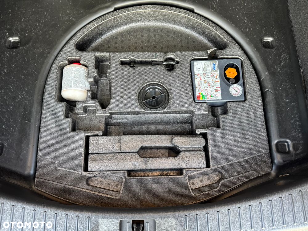 Ford Kuga 1.6 EcoBoost 2x4 Titanium - 32