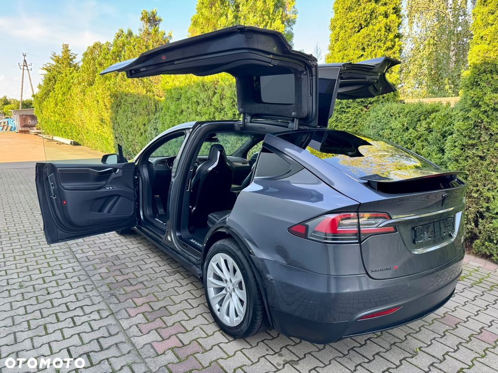 Tesla Model X - 23