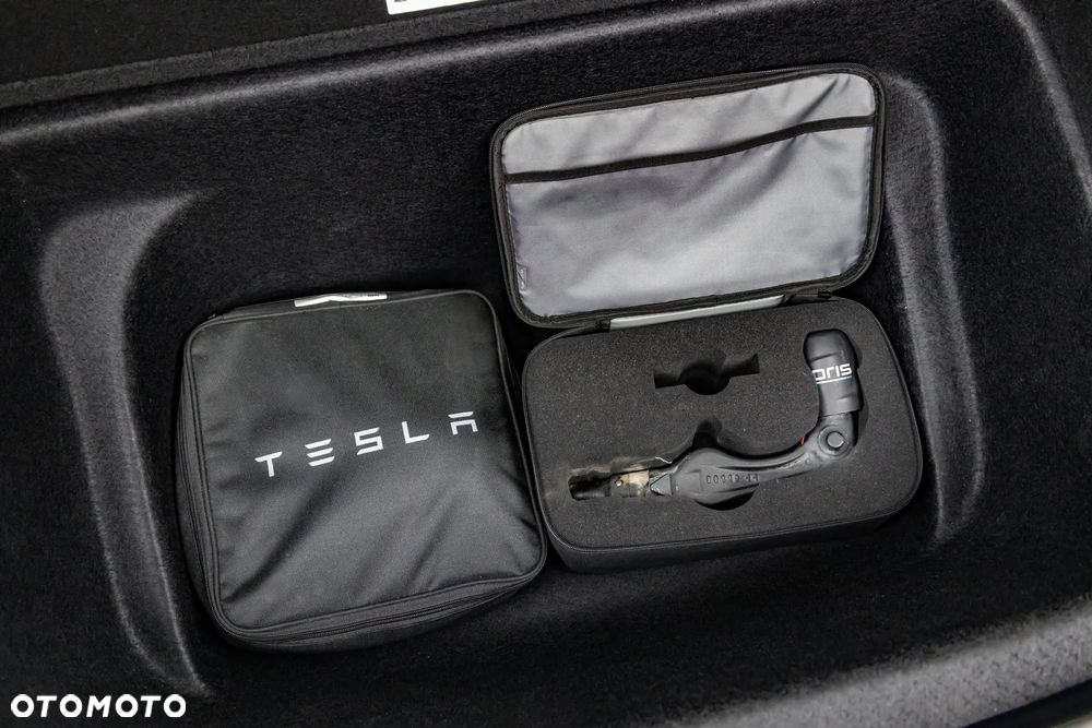 Tesla Y Performance AWD - 37