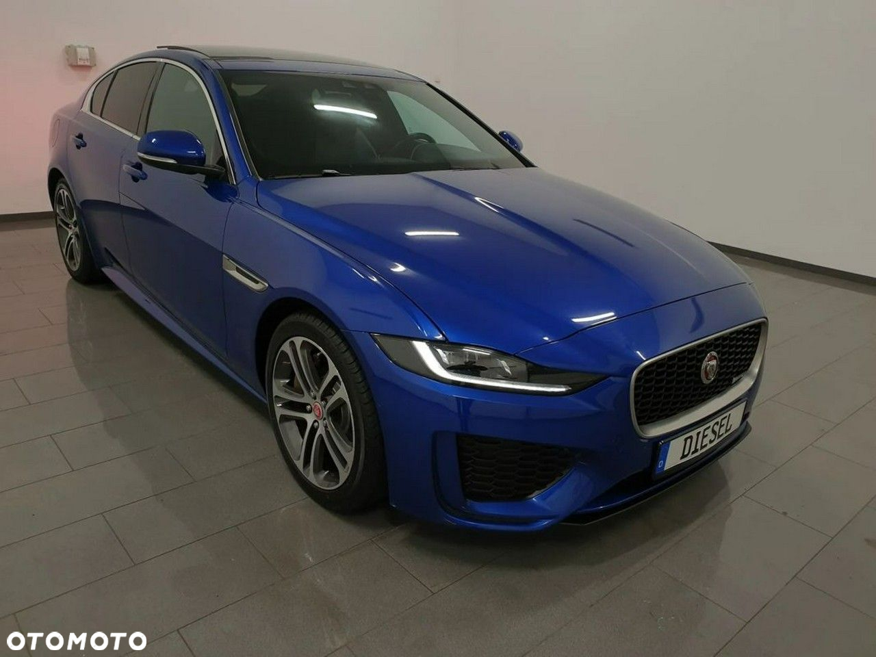 Jaguar XE 2.0 D180 R-Dynamic SE - 3