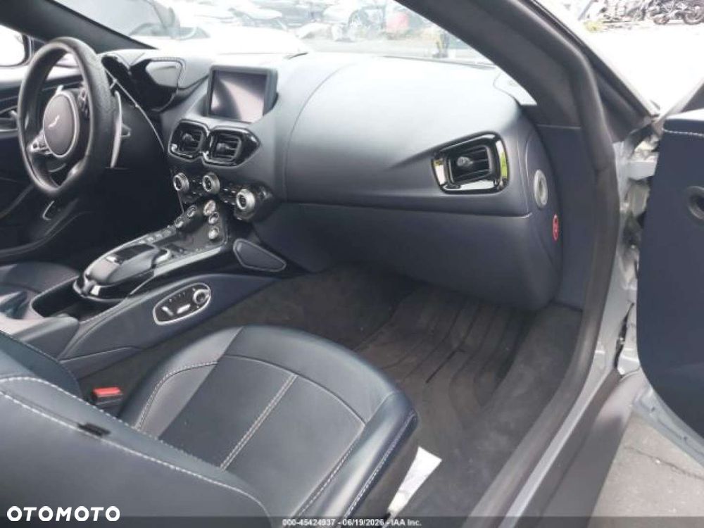 Aston Martin Vantage - 10