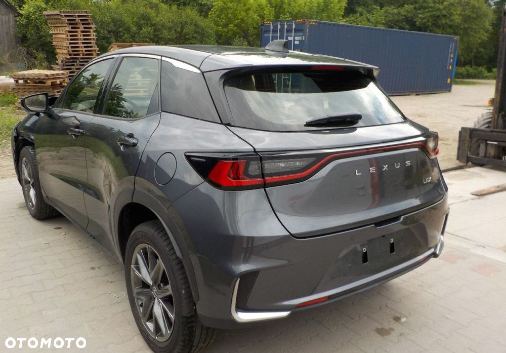 Lexus LBX - 9