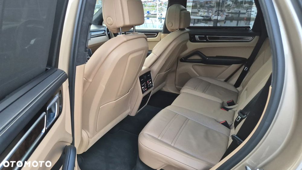 Porsche Cayenne S - 8