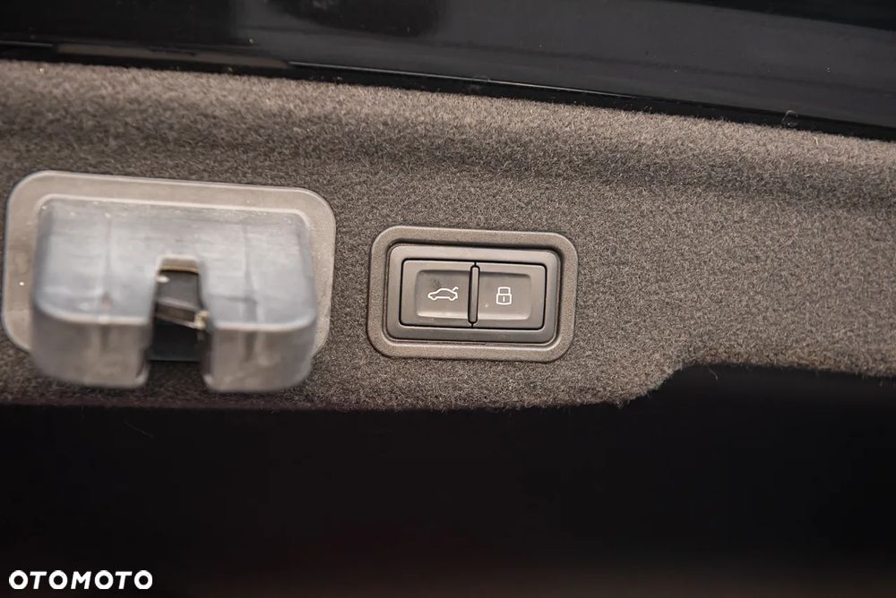 Audi A8 - 40
